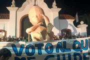 Miles se manifiestan contra el aborto frente a residencia presidencial de Argentina [VIDEO]