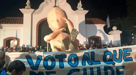 Miles se manifiestan contra el aborto frente a residencia presidencial de Argentina [VIDEO]