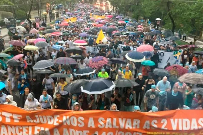 Lluvia no impide que miles participen en Marcha por la Vida en Brasil