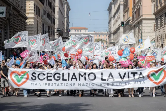 Miles de personas marchan a favor de la vida en Roma