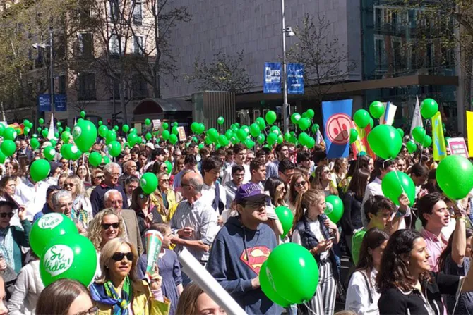 Miles participan en gran manifestación “Sí a la Vida” en España