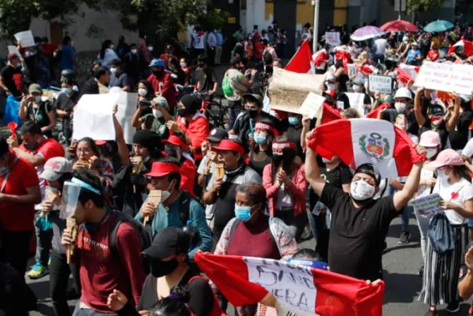 Arzobispo pide a jóvenes construir un Perú más justo y sin violencia