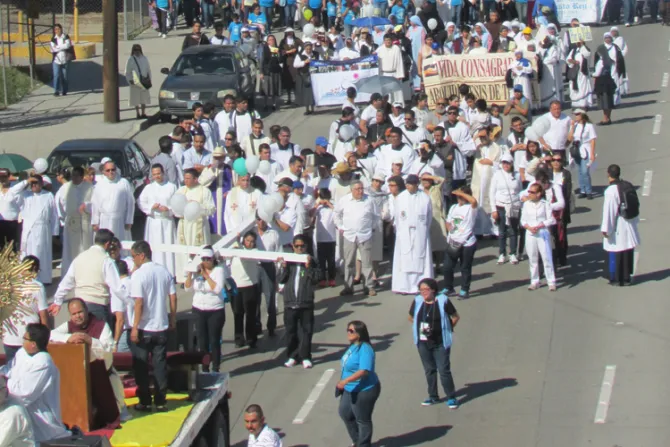 Santísimo encabeza multitudinaria marcha pro vida en Tijuana