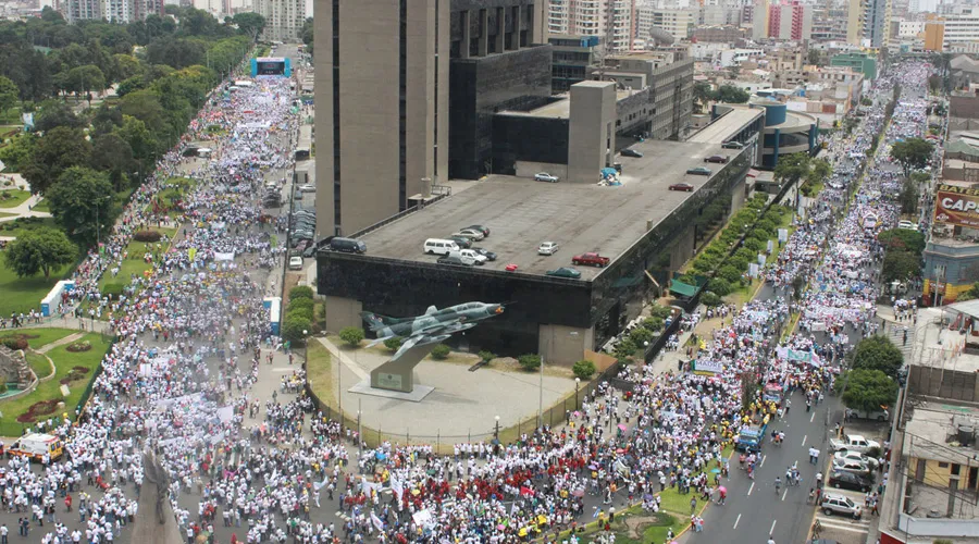 Calles de Lima colmadas por manifestantes a favor de la vida. Foto: Marcha por la Vida 2014.?w=200&h=150