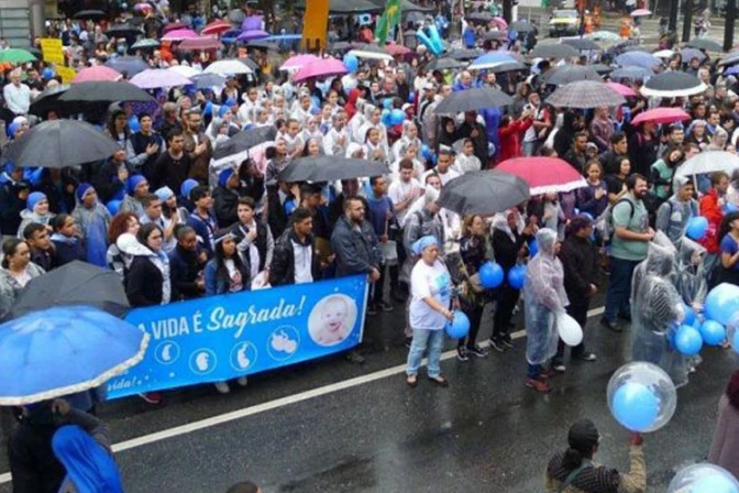 Ola Celeste en Brasil: Miles participaron en marcha provida