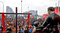 Miles de jóvenes marcharon a favor de la vida. Foto: iglesiadesantiago.cl 