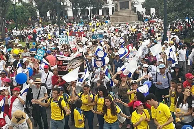 FOTOS y VIDEO: Más de 25 mil marchan por la vida y la familia en Ecuador