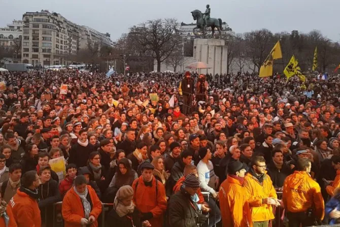 La Ola celeste llegó a Francia: 50 mil marcharon por la vida en París [FOTOS y VIDEO]