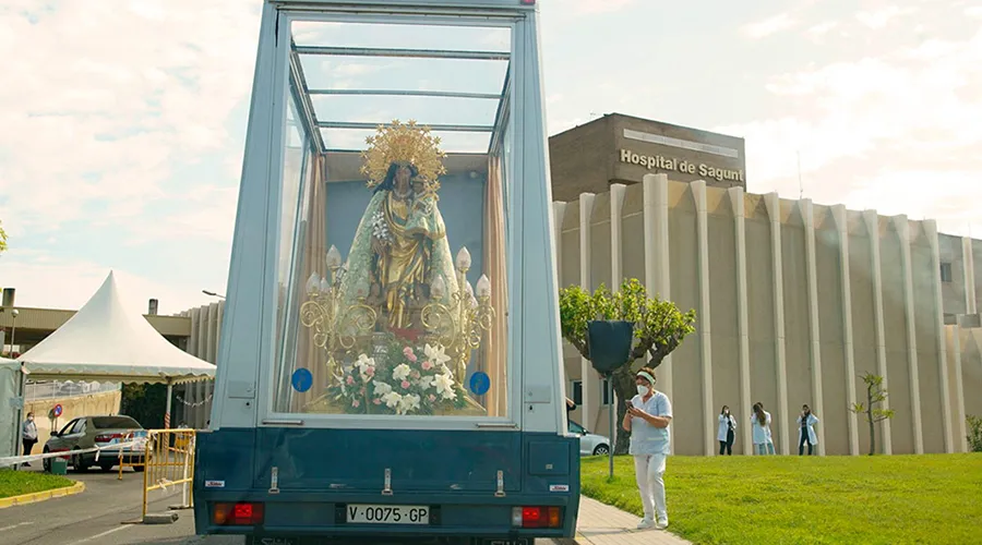  Imagen peregrina de la Virgen de los Desamparados recorre Valencia en este particular vehículo 
