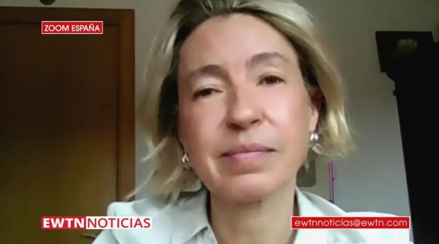 La experta María Calvo durante la entrevista. Foto: Captura de Youtube / EWTN