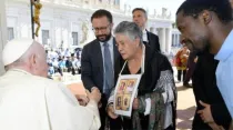 Encuentro de María Herrera con el Papa Francisco al final de la Audiencia General del 25 de mayo de 2022. Crédito: Vatican Media.