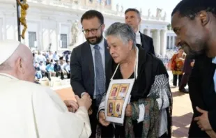 Encuentro de María Herrera con el Papa Francisco al final de la Audiencia General del 25 de mayo de 2022. Crédito: Vatican Media. 