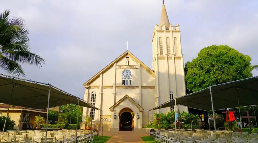 Imagen referencial / Iglesia católica María Lanakila en Lahaina, en la isla de Maui, antes de los incendios. Crédito: EQRoy / Shutterstock.com?w=200&h=150