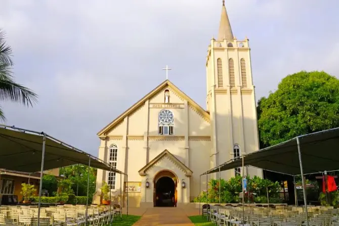 Sacerdote sobre iglesia que resistió incendio en Hawái: “Para nosotros es como un milagro”