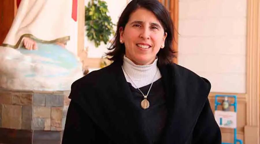 Mujer máster en Derecho Canónico asume Cancillería de Diócesis en Chile 