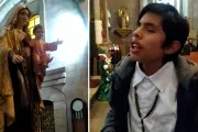 Niño ciego conmueve las redes cantándole a la Virgen “María, mírame”