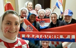 Sor Marija Zrno (a la izquierda) y su comunidad de religiosas apoyando a Croacia. Cru00e9dito: Cortesu00eda. 