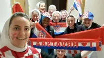 Sor Marija Zrno (a la izquierda) y su comunidad de religiosas apoyando a Croacia. Crédito: Cortesía.