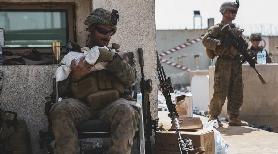 Marine sostiene y consuela a un bebé en brazos en Afganistán. Crédito: U.S. Marine Corps.?w=200&h=150