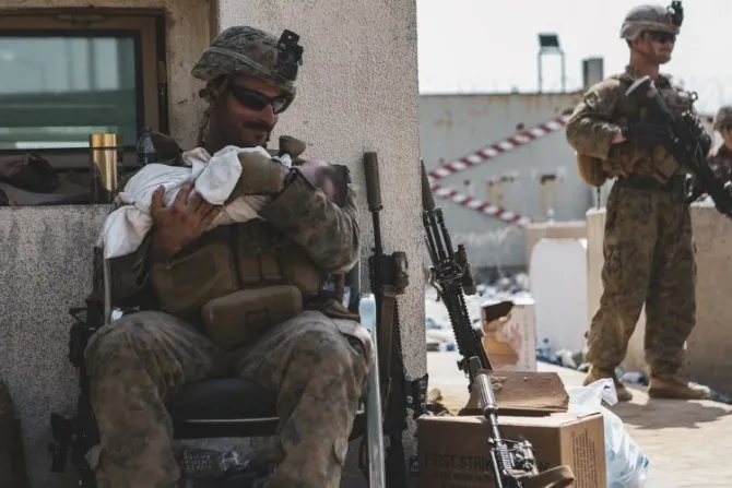 Marine que consuela a bebé en brazos en Afganistán deja profunda lección cristiana