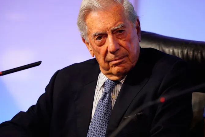 Vargas Llosa confiesa que se alejó de la religión tras sufrir acoso en colegio católico