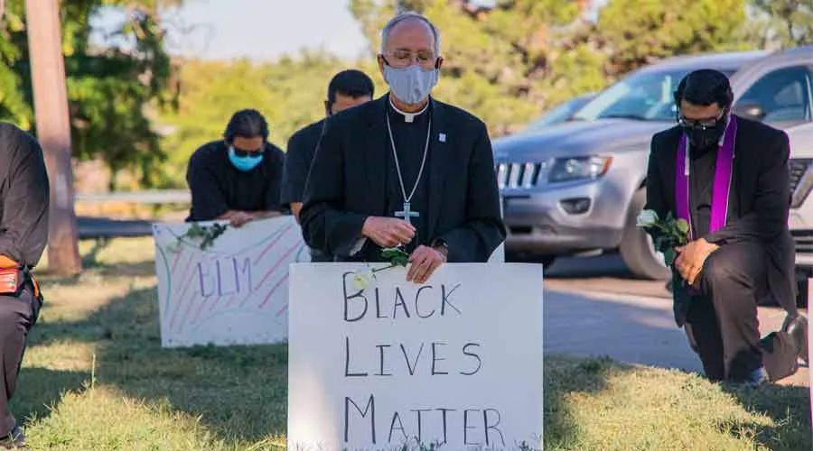 Mons. Mark Seitz, Obispo de El Paso, Texas, reza por el fin de la violencia racial y sostiene un cartel de "Black Lives Matter" el 1 de junio. Crédito: Diócesis de El Paso.?w=200&h=150