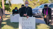 Mons. Mark Seitz, Obispo de El Paso, Texas, reza por el fin de la violencia racial y sostiene un cartel de "Black Lives Matter" el 1 de junio. Crédito: Diócesis de El Paso.