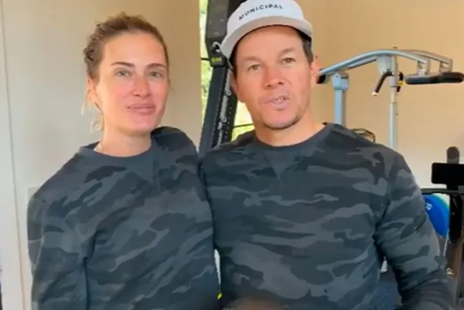 Mark Wahlberg y su esposa comparten video sobre la oración en el matrimonio