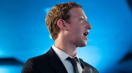 Zuckerberg se disculpa por bloquear contenido católico en Facebook