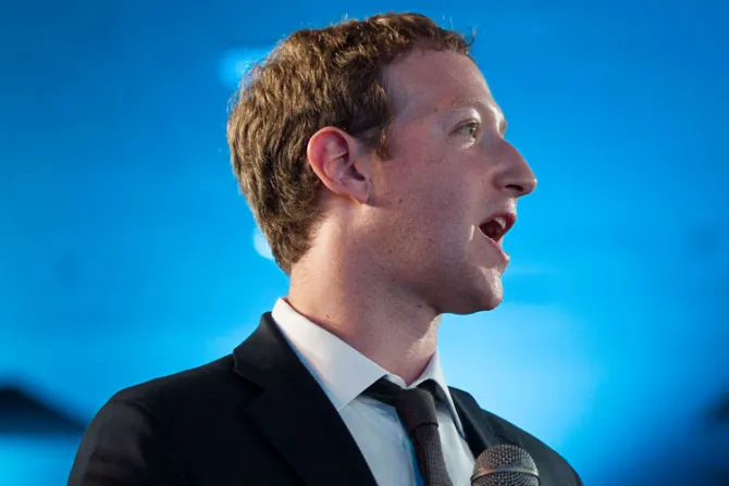 Zuckerberg se disculpa por bloquear contenido católico en Facebook