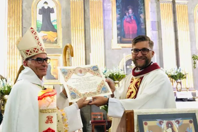 Papa Francisco bendice al máximo líder de los católicos maronitas en México