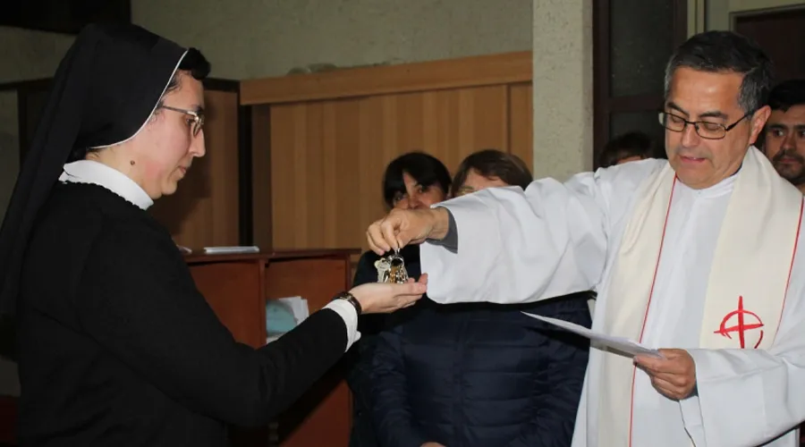 Administrador Apostólico de Chillán, P. Sergio Pérez de Arce, entrega llaves de parroquia a Hna. Marta García, Misionera de Santo Domingo. Crédito: Diócesis de Chillán.