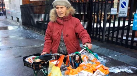 Anciana de 79 años sorprende con inusual forma de ayudar a los pobres