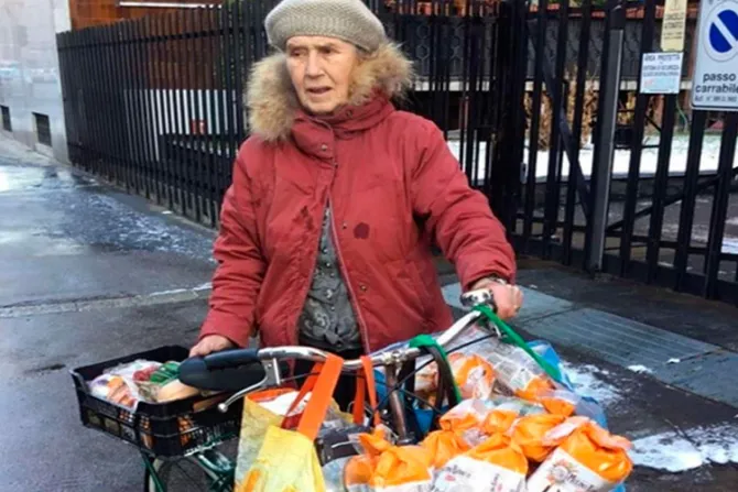 Anciana de 79 años sorprende con inusual forma de ayudar a los pobres