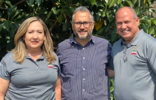 Martha Campoy y Marcos Cebreros, presidentes del Movimiento Familiar Cristiano en Mu00e9xico, junto a con Gerardo Villegas, director del documental y director general de FamFlix. Cru00e9dito: Famflix. 