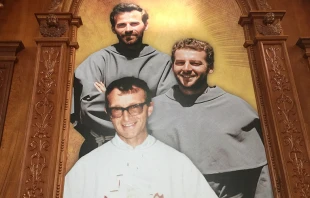 Imagen de los sacerdotes mu00e1rtires Alessandro Dordi, Miguel Tomaszek y Zbigniew Strzalkowski en Catedral de Nuevo Chimbote. Foto: David Ramos / ACI Prensa. 