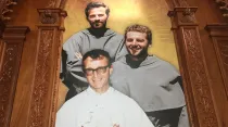 Imagen de los sacerdotes mártires Alessandro Dordi, Miguel Tomaszek y Zbigniew Strzalkowski en Catedral de Nuevo Chimbote. Foto: David Ramos / ACI Prensa.