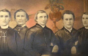 De izquierda a derecha: Isidore Quu00e9merais, Franu00e7ois LeVu00e9zouu00ebt, Jean Pierre, Louis Gergaud y Jean Marie Biler. Cru00e9dito: Sitio oficial deShreveport Martyrs 2023 