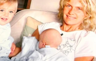 Maru Botana con Facundo en brazos. Foto: Instagram / @marubotanaok. 