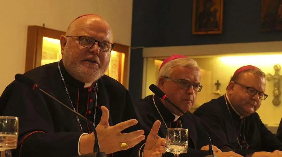 Cardenal Reinhad Marx y otros dos obispos alemanes. Crédito: Bohumil Petrik / ACI Prensa