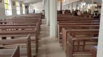 Interior de la iglesia católica de San Francisco Xavier en Owo, Ondo (Nigeria). Crédito: Captura de video / EWTN.