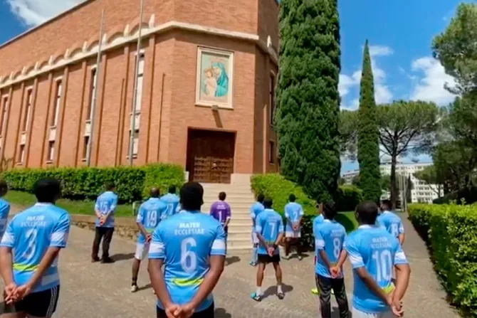 Futbolistas bicampeones de la Clericus Cup rezan a la Virgen por el fin del coronavirus