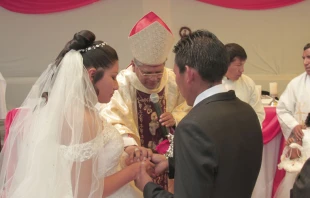 Mons. Alarcu00f3n casa a una pareja en una cu00e1rcel de Cusco. Cru00e9dito: Arzobispado del Cusco 