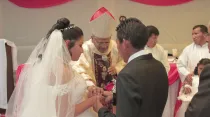Mons. Alarcón casa a una pareja en una cárcel de Cusco. Crédito: Arzobispado del Cusco