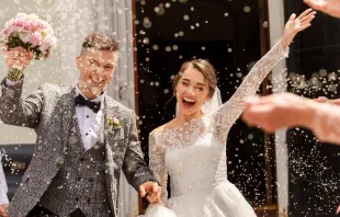 Los futuros matrimonios confían a Santa Clara el buen tiempo en el día de su boda y la felicidad de su unión. Crédito: Shutterstock 