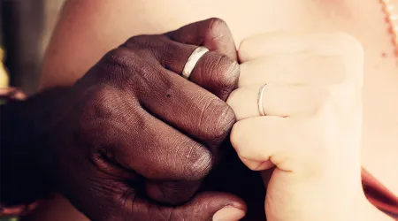 Autor católico responde a quienes se oponen a matrimonios entre razas distintas