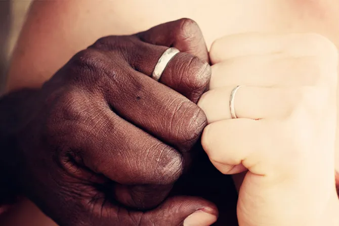 Autor católico responde a quienes se oponen a matrimonios entre razas distintas