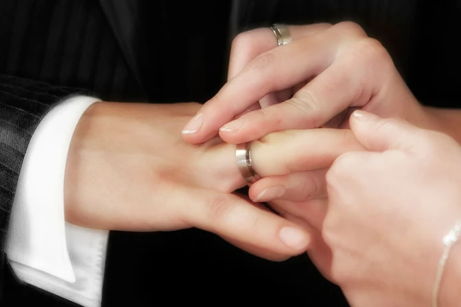 Cardenal lamenta silencio de pastores ante ataques contra el matrimonio en México