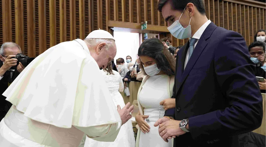 El Papa Francisco con recién casados durante la Audiencia General. Foto: Vatican Media