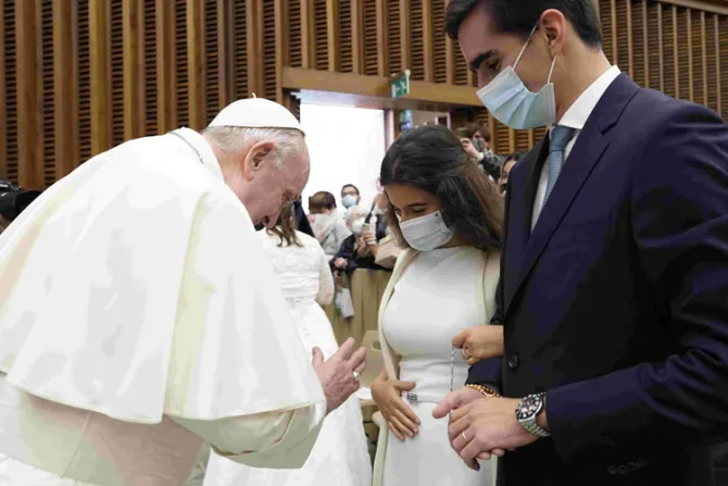 Papa Francisco bromea con los recién casados: “¿Todavía hay valientes?”
